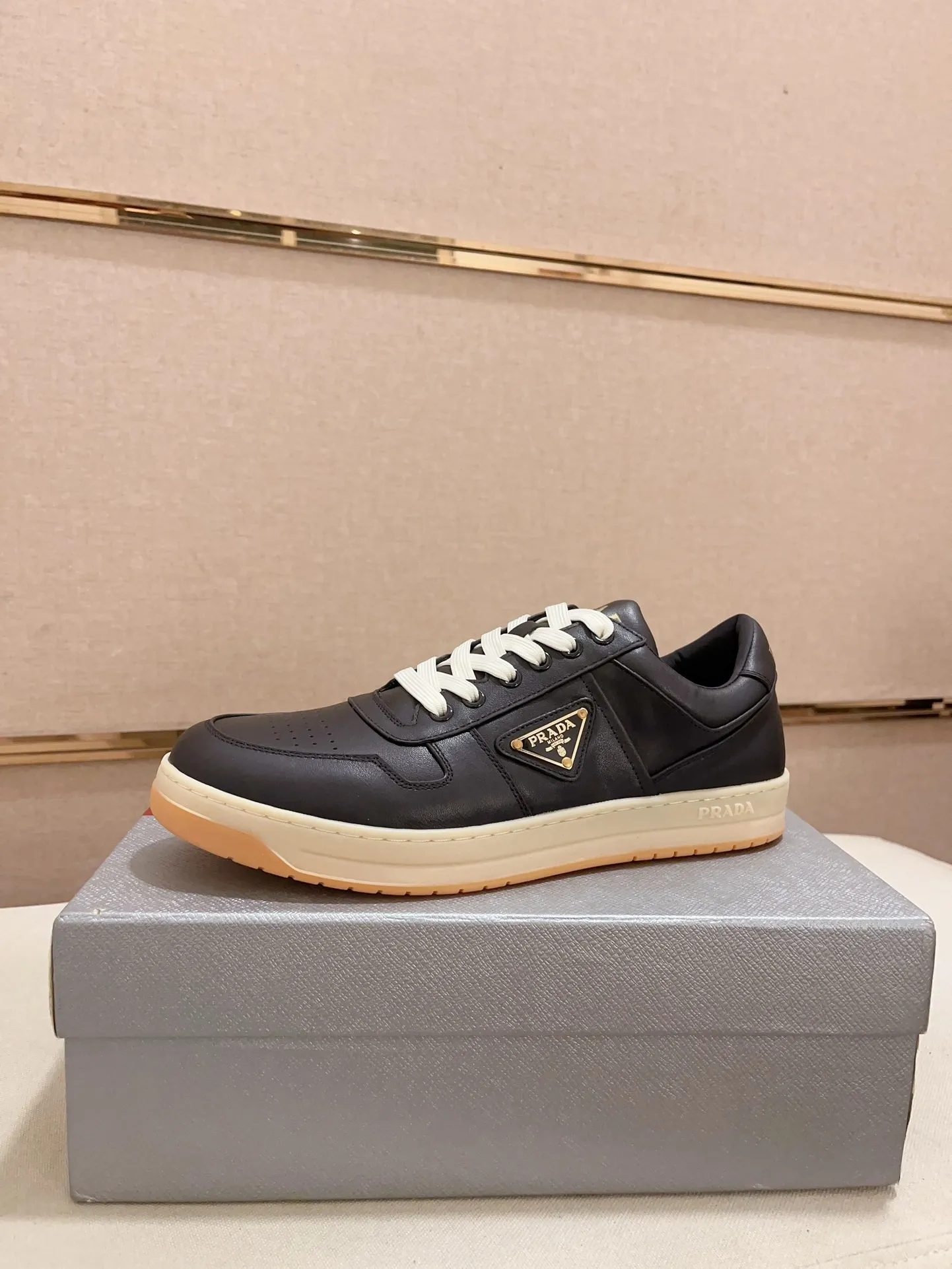 Factory price 540💰 ✔️✔️✔️High version High-quality new PRADA counters are available simultaneously, new men's shoes, 😘Material: Made of patent cowhide with breathable mesh. Inside: cowhide with breathable mesh 👍🏿 high-end ☄️ open-molded non-slip rubber outsole, exquisite lines, simple and elegant, comfortable and high-end for leisure travel. Code number: 38 to 44 (45 can be customized and 46 cannot be returned or exchanged)